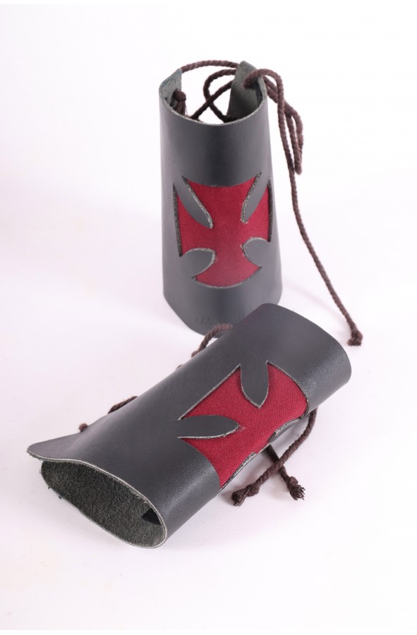 Brazaletes medievales de cuero con...