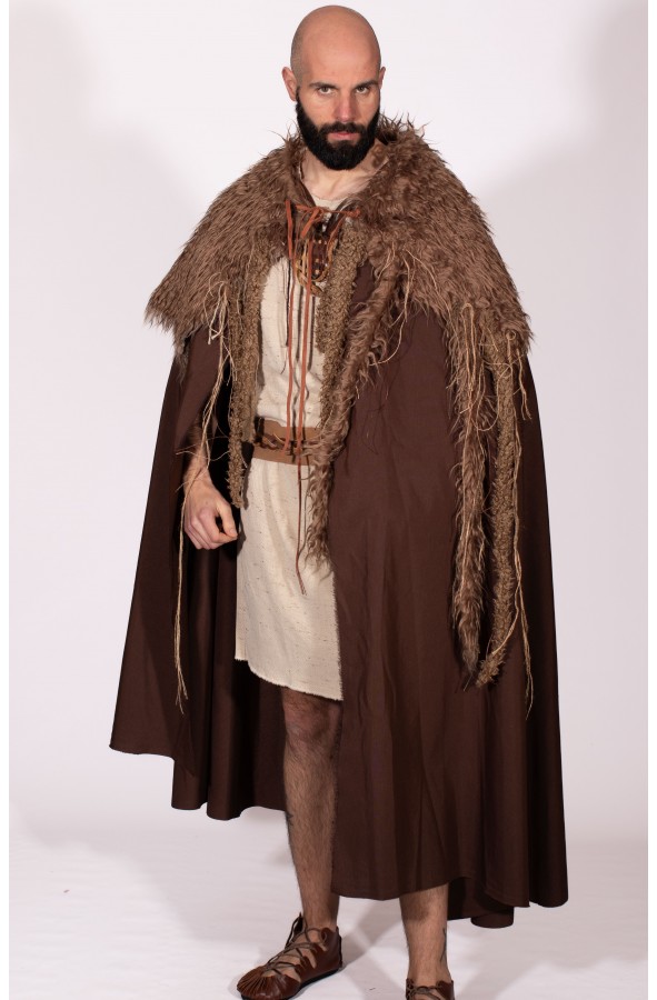 Capa vikinga o celta marrón con pelo