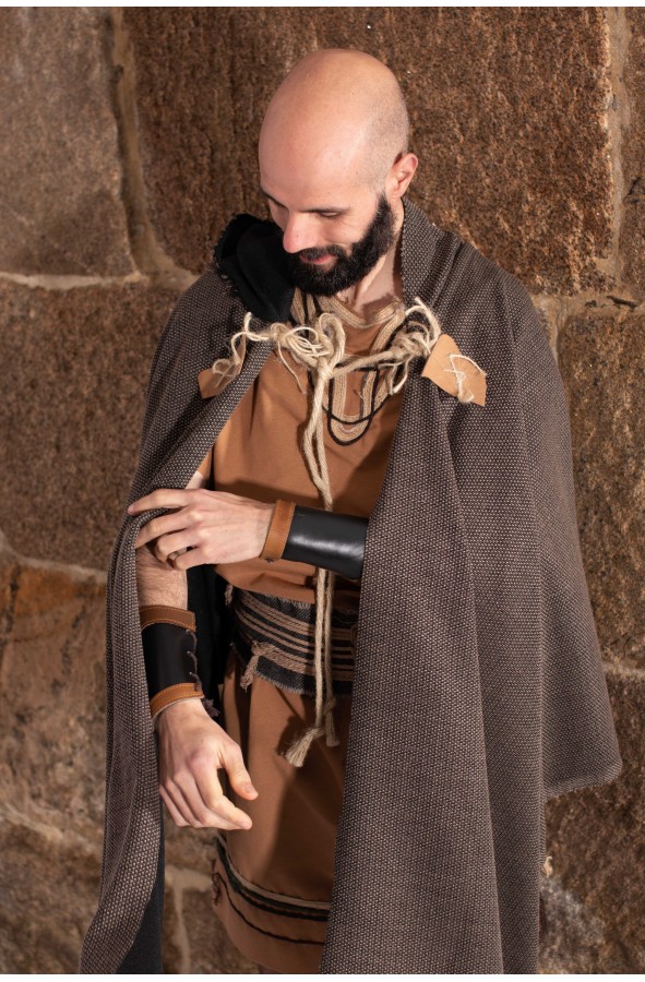 Capa celta o vikinga asimétrica