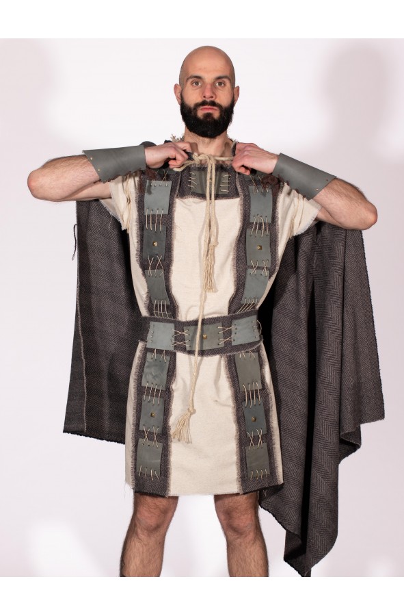 Capa medieval de paño con capucha