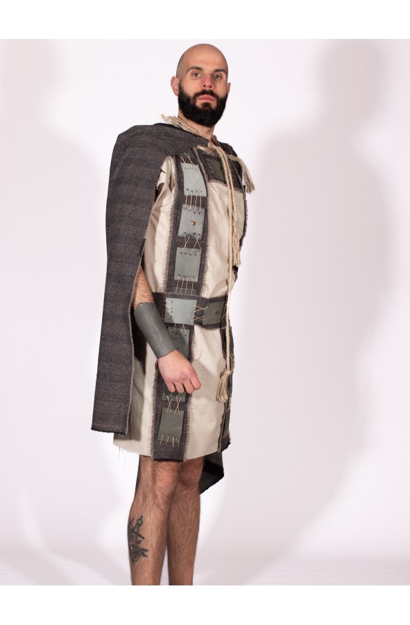 Capa medieval de paño con capucha