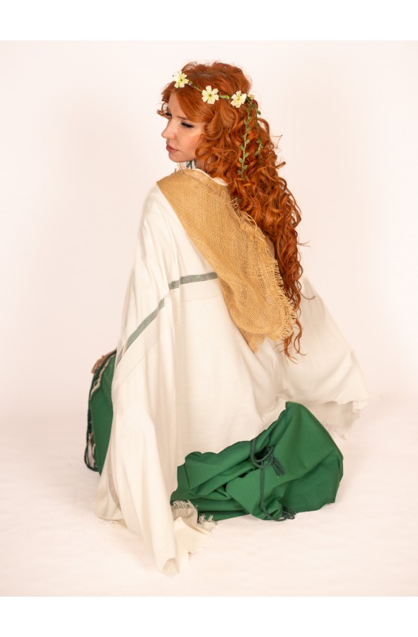 Capa medieval blanca con flecos y...