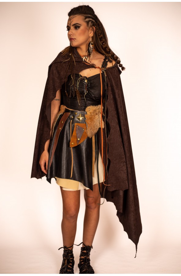 Capa medieval con capucha de guerrera...