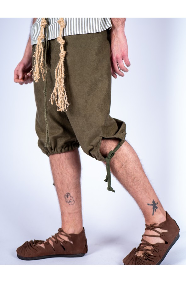 Medieval short trouser in olive green...