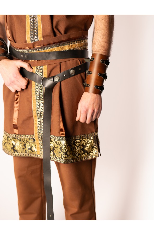 Brazalete medieval de cuero con correas