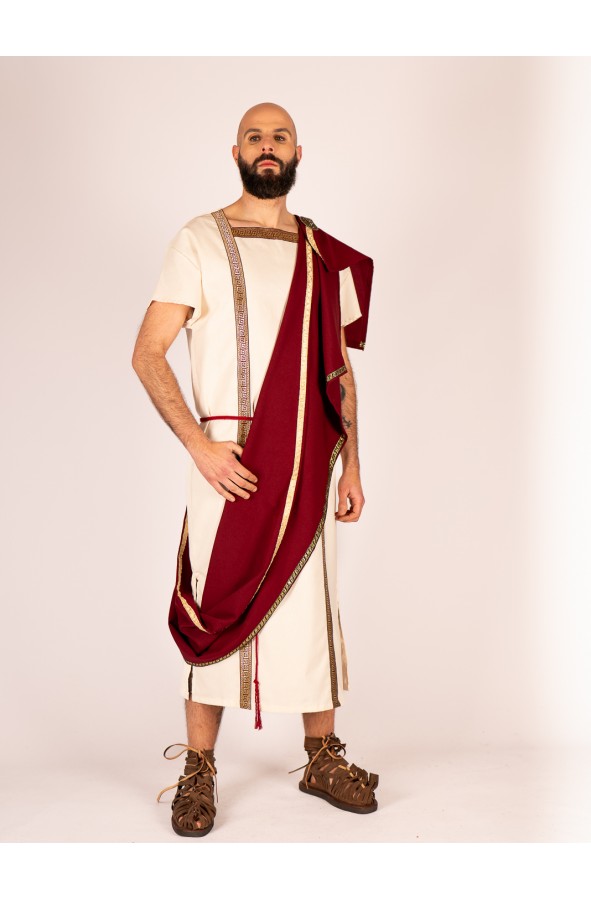 Traje de romano con toga y broche de...