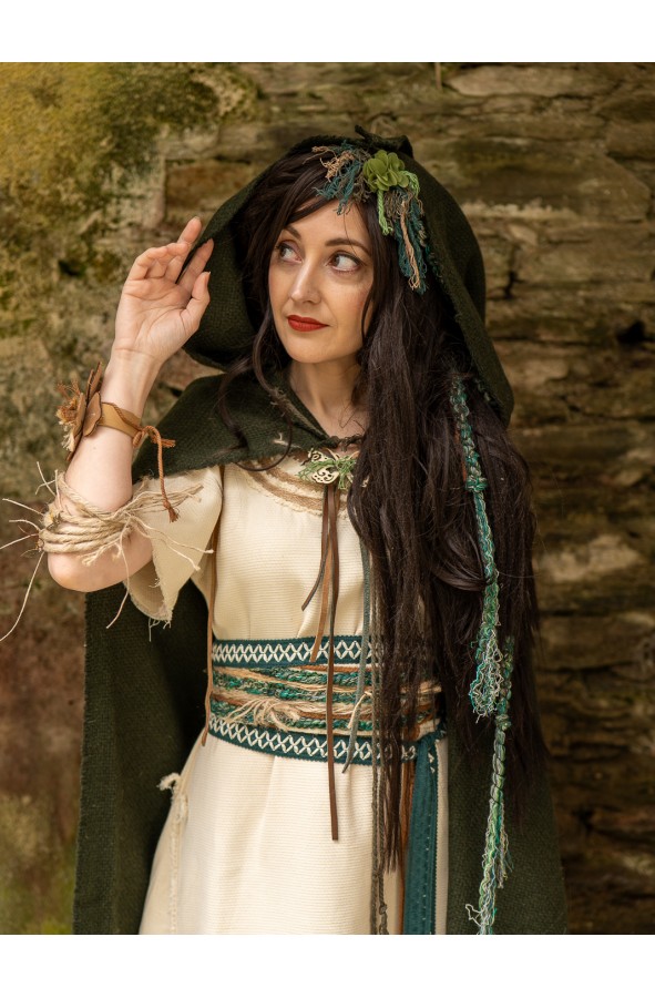 Capa medieval verde con capucha