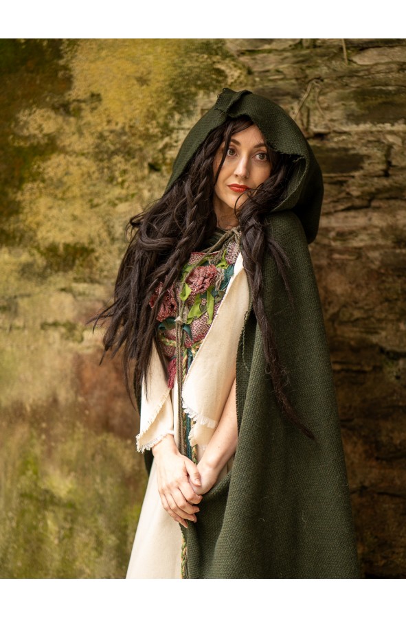 Capa medieval verde con capucha
