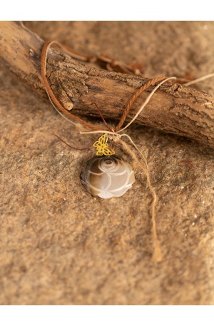 Gargantilla con rosa...