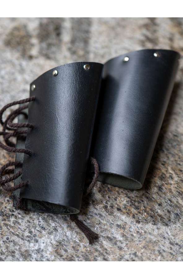 Brazaletes de cuero con remaches