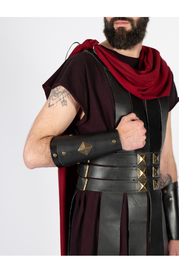 Brazaletes romanos con tachuelas