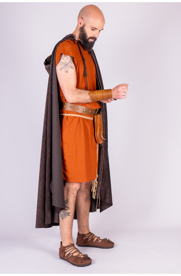 Leather bracers with golden rivets