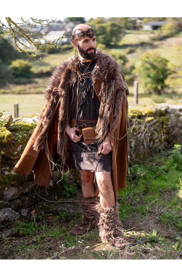 Capa medieval marrón con tejido...