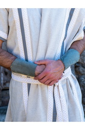 Brazales romanos en cuero...