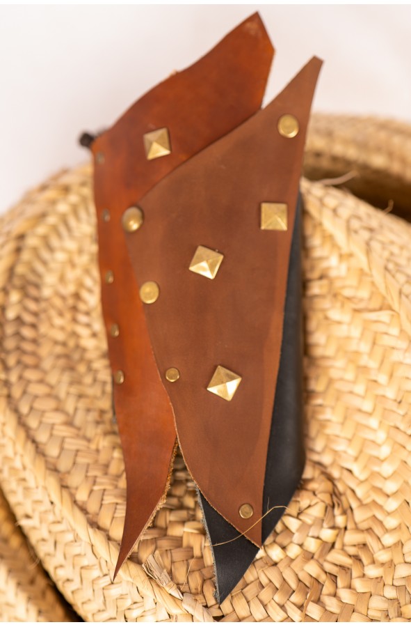Muñequera de cuero medieval con remaches