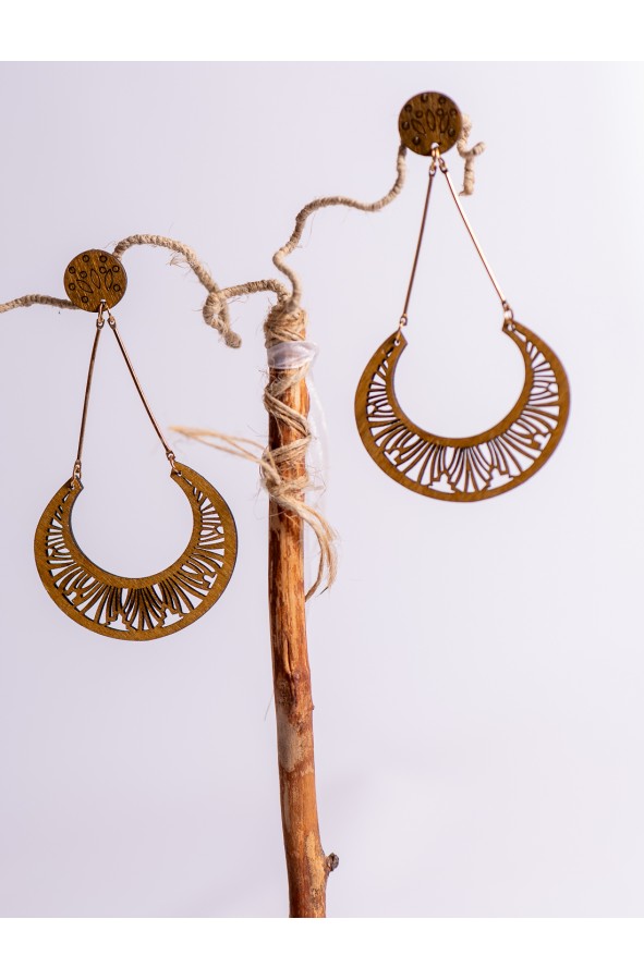 Pendientes de madera en media luna...