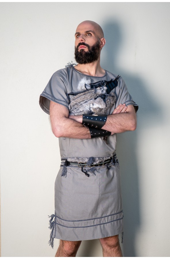 Traje vikingo gris con pieza de lobo...